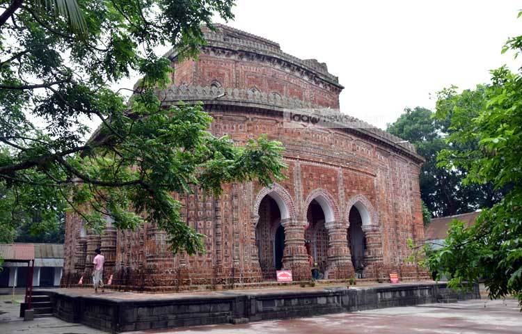 দিনাজপুর শহর থেকে ১২ মাইল উত্তরে ঢেপা নদীর তীরে, কান্তনগর গ্রামে অবস্থিত এ প্রাচীন মন্দিরটি নির্মাণ করেন মহারাজা প্রাণনাথ ও তার পুত্র মহারাজা রামনাথ। ছবি : মাহবুব আলম।