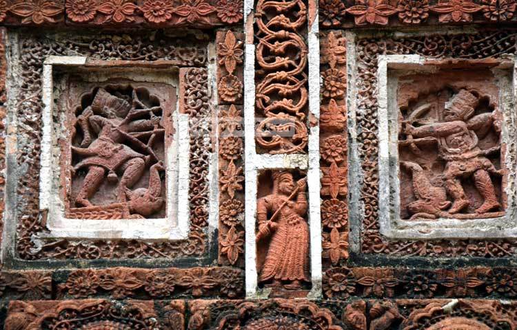 বাংলার স্থাপত্য সমূহের মধ্যে বিখ্যাত এ মন্দিরটির বিশিষ্টতার অন্যতম কারণ হচ্ছে পৌরাণিক কাহিনি সমূহ পোড়ামাটির অলঙ্করণে দেয়ালের গায়ে ফুটিয়ে তোলা হয়েছে। ছবি : মাহবুব আলম।