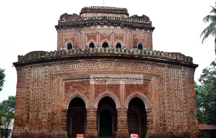 এ নবরত্ন বা &lsquo;নয় শিখর&rsquo; যুক্ত হিন্দু মন্দিরের চূড়া হতে আদি নয়টি শিখর ১৮৯৭ সালের ভূমিকম্পে ধ্বংস হয়ে গিয়েছিল। বাংলাদেশের সর্বোৎকৃষ্ট টেরাকোটা শিল্পের নিদর্শন রয়েছে এ মন্দিরে। ছবি : মাহবুব আলম।