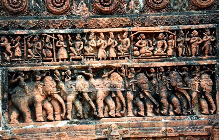 ১৭২২ সালে মন্দিরের নির্মাণ কাজ শুরু করেন দিনাজপুরের মহারাজা প্রাণনাথ রায় যদিও নির্মাণ কাজ শেষ হয় তার পোষ্যপুত্র রামনাথ রায় কর্তৃক ১৭৫২ সালে। ছবি : মাহবুব আলম।