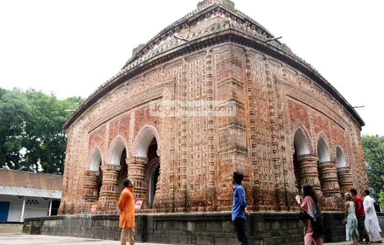 এ মন্দিরটি এক রাতের মধ্যেই তৈরি হয়েছিল বলে একটি কথা প্রচলিত রয়েছে। ছবি : মাহবুব আলম।
