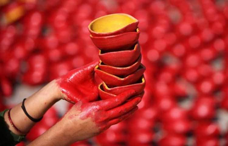 কার্তিক : কৃত্তিকা নক্ষত্রের নাম থেকে এই মাসের নাম হয়েছে কার্তিক। এ মাসে নানা রঙ্গে সাজে প্রকৃতি।