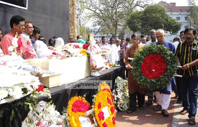 প্রয়াত চিত্রশিল্পী ও চলচ্চিত্র পরিচালক খালিদ মাহমুদ মিঠুকে শেষবারের মত চোখের জলে বিদায় জানায় তার সজন, বন্ধু, সহকর্মী ও অগনন শুভানুধ্যায়ী।&nbsp; ছবি : মাহবুব আলম