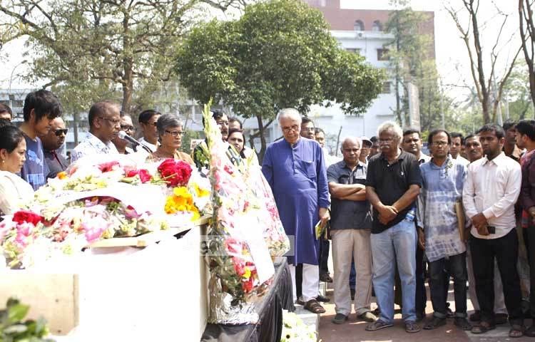 রাজধানীর তেজগাঁওয়ে চ্যানেল আই প্রাঙ্গণে খালিদ মাহমুদ মিঠুর চতুর্থ ও শেষ নামাজে জানাজা সম্পন্ন হয়। বাংলাদেশ চলচ্চিত্র উন্নয়ন কর্পোরেশন (এফডিসি) প্রাঙ্গণে তার তৃতীয় জানাজা সম্পন্ন হয়। এছাড়া বাদ জোহর দ্বিতীয় জানাজা সম্পন্ন হয় ঢাকা বিশ্ববিদ্যালয়ের কেন্দ্রীয় জামে মসজিদে। এরপর তার মরদেহ এফডিসিতে নিয়ে যাওয়া হয়। সেখানে মিঠুর প্রতি শ্রদ্ধা নিবেদন করেন চলচ্চিত্রকর্মী, শিল্পী ও কলাকুশলীরা। ছবি : মাহবুব আলম