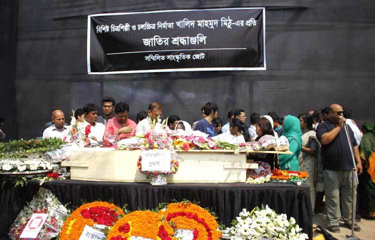 আজ (০৯ মার্চ) বিকেল ৪টায় প্রয়াত চিত্রশিল্পী ও চলচ্চিত্র পরিচালক খালিদ মাহমুদ মিঠুর দাফন সম্পন্ন হয়েছে। ছবি : মাহবুব আলম