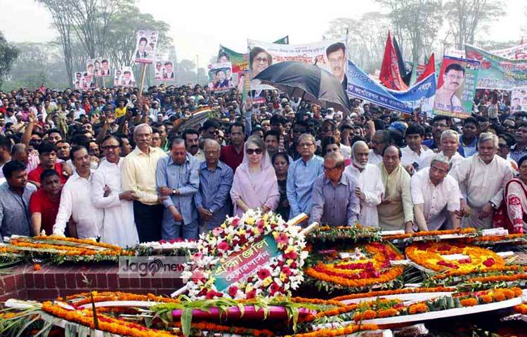 শহীদদের প্রতি শ্রদ্ধা জানানোর সময় তার সঙ্গে বিএনপি&rsquo;র নেতা-কর্মীরা সঙ্গে ছিলেন। ছবি : বিপ্লব দিক্ষিৎ।