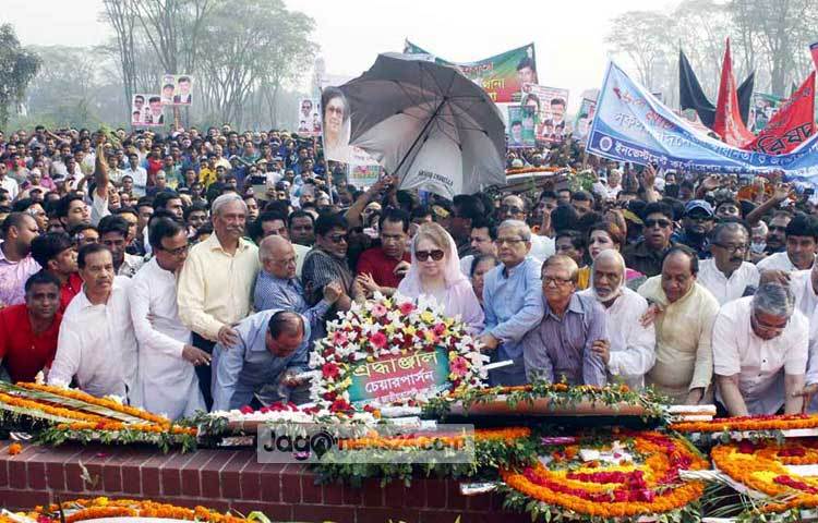 আজ শনিবার ভোরে জাতীয় স্মৃতিসৌধের বেদীতে যৌথভাবে পুষ্পস্তবক অর্পণ করে বেগম খালেদা জিয়া কিছুক্ষণ নিরবে দাঁড়িয়ে থাকেন। ছবি : বিপ্লব দিক্ষিৎ।