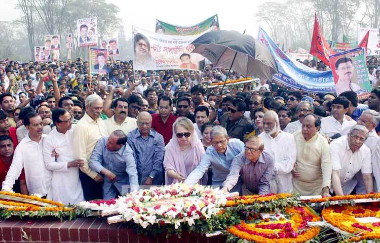 &nbsp;বেগম খালেদা জিয়া মহান স্বাধীনতা যুদ্ধে বীর সেনানীদের স্মৃতির প্রতি শ্রদ্ধা নিবেদন করছেন।ছবি : বিপ্লব দিক্ষিৎ।