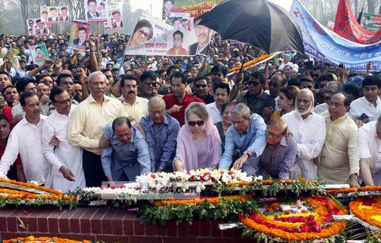 শহীদদের প্রতি শ্রদ্ধা জানানোর সময় বিএনপি&rsquo;র তৃণমূল নেতা-কর্মীদের উপস্থিতি ছিলো চোখে পড়ার মত।ছবি : বিপ্লব দিক্ষিৎ।