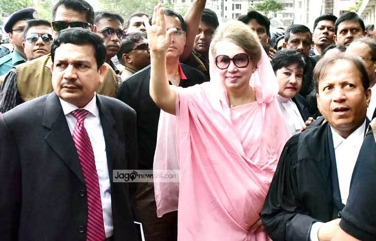 জিয়া চ্যারিটেবল ট্রাস্ট দুর্নীতি মামলায় আত্মসমর্পণ করতে আজ আদালতে যান বিএনপির চেয়ারপার্সন বেগম খালেদা জিয়া। ছবি : বিপ্লব দিক্ষিৎ।