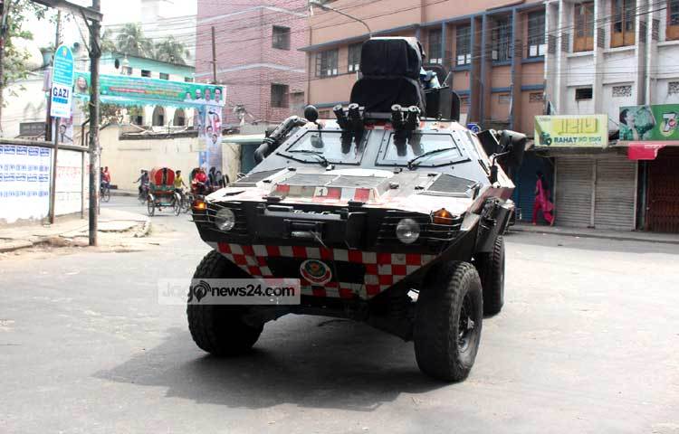 খালেদা জিয়ার আত্মসমর্পণকে কেন্দ্র করে আদালত পাড়া ও আশাপাশের এলাকা নিরাপত্তা ব্যবস্থা জোরদার করা হয়েছে। ছবি : বিপ্লব দিক্ষিৎ।