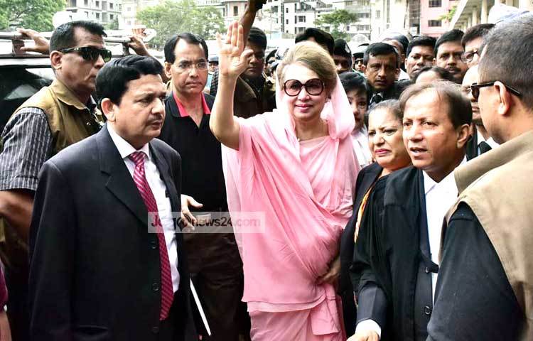আজ (১৭এপ্রিল) সকাল সাড়ে ১০টার দিকে আদালতে পৌঁছান খালেদা জিয়া। ছবি : বিপ্লব দিক্ষিৎ।