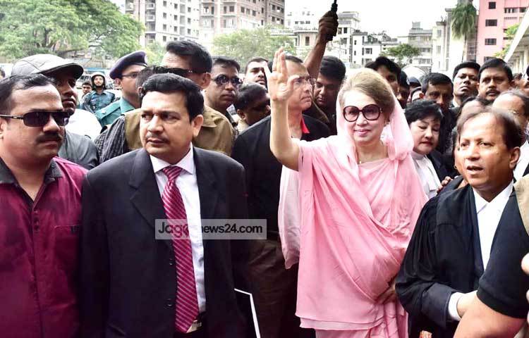 খালেদা জিয়ার আদালতে যাওয়াকে কেন্দ্র করে সকাল থেকে আইনজীবী ও দলের সিনিয়র নেতারা আদালতে উপস্থিত রয়েছেন। ছবি : বিপ্লব দিক্ষিৎ।