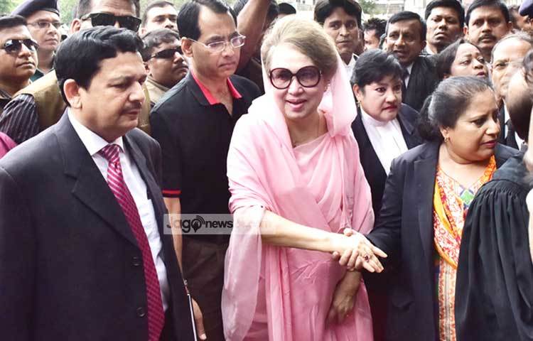 আজ বেগম খালেদা জিয়ার দুটি আবেদনই খারিজ করে দিয়েছেন আদালত। একই সঙ্গে আগামী ২৫ এপ্রিল (সোমবার) মামলার শুনানির জন্য পরবর্তী দিন ধার্য করেছেন আদালত। ছবি : বিপ্লব দিক্ষিৎ।