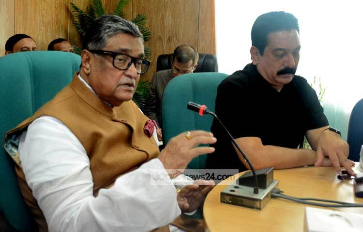 এ সময় মন্ত্রী খন্দকার ইঞ্জিনিয়ার মোশাররফ হোসেন নতুন সচিবকে বরণও করে নেন। ছবি : বিপ্লব দিক্ষিৎ।