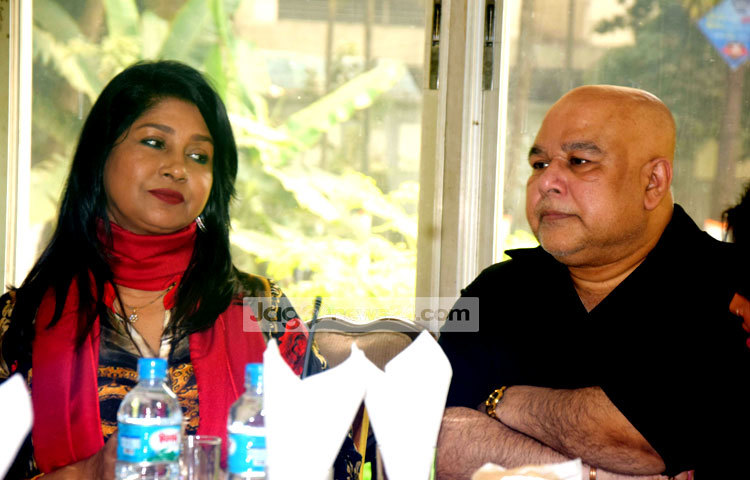 মঙ্গলবার (১৬ ফেব্রুয়ারি) রাজধানীর ধানমন্ডীর একটি হোটেলে তারুণ্যের ফ্যাশন নিয়ে গোলটেবিল বৈঠক অনুষ্ঠিত হয়। এতে তারুণ্যের ফ্যাশন নিয়ে আলোচনা করেন দেশের খ্যাতিমান বিউটিশিয়ান কানিজ আলমাস খান। ছবি : মাহবুব আলম&nbsp;&nbsp;