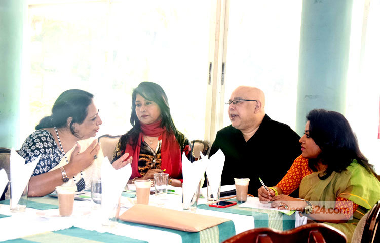 মঙ্গলবার (১৬ ফেব্রুয়ারি) রাজধানীর ধানমন্ডীর একটি হোটেলে তারুণ্যের ফ্যাশন নিয়ে গোলটেবিল বৈঠক অনুষ্ঠিত হয়। এতে তারুণ্যের ফ্যাশন নিয়ে আলোচনা করেন দেশের খ্যাতিমান বিউটিশিয়ান কানিজ আলমাস খান। ছবি : মাহবুব আলম&nbsp;&nbsp;