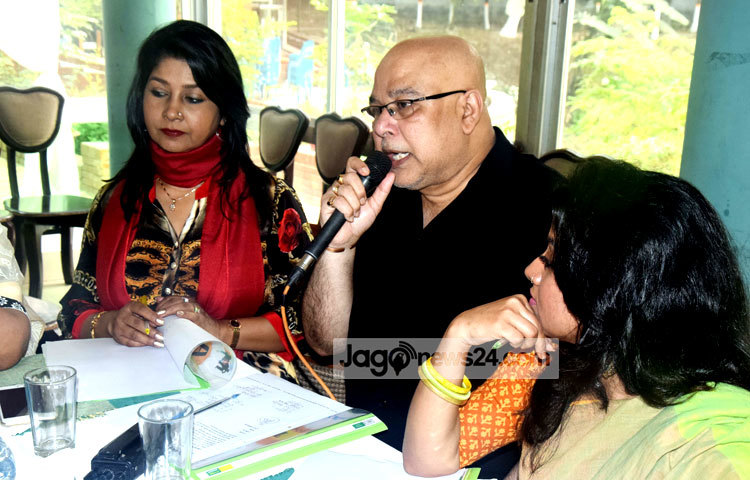 গোলটেবিল বৈঠকে কানিজ আলমাস বর্তমান সময়ের তারুণ্যের ফ্যাশন চাহিদা নিয়ে আলোচনা করেন। ছবি : মাহবুব আলম&nbsp;&nbsp;