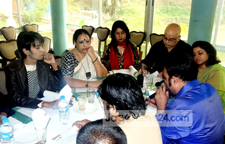 মঙ্গলবার (১৬ ফেব্রুয়ারি) রাজধানীর ধানমন্ডীর একটি হোটেলে তারুণ্যের ফ্যাশন নিয়ে গোলটেবিল বৈঠক অনুষ্ঠিত হয়। এতে তারুণ্যের ফ্যাশন নিয়ে আলোচনা করেন দেশের খ্যাতিমান বিউটিশিয়ান কানিজ আলমাস খান। ছবি : মাহবুব আলম&nbsp;&nbsp;