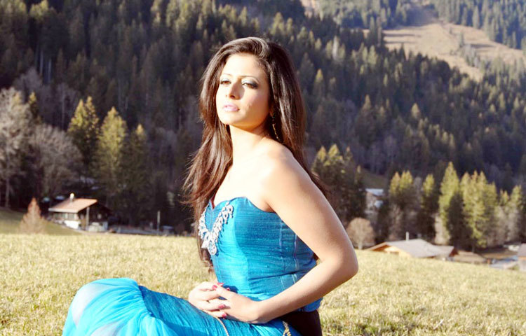 দুই বাংলার দর্শকপ্রিয় নায়িকা কোয়েল মল্লিকের জন্মের সময় তার মা-বাবা আদর করে নাম রেখেছিলেন &lsquo;রুক্মিনি&rsquo;। কিন্তু বড় হলে তার এই নাম &lsquo;কোয়েল&rsquo; খ্যাতির কাছ ঢাকা পড়ে যায়।