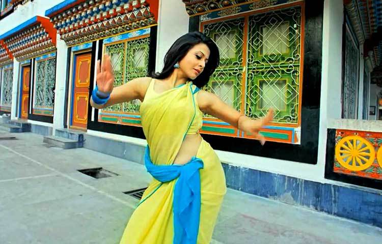 নৃত্যে ও অভিনয়ে কোয়েল সমান পারদর্শী।