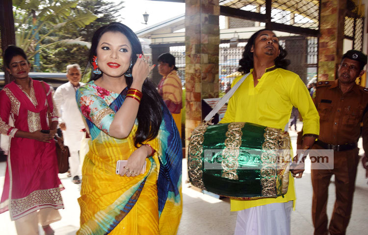 : রোববার (১৩ ফেব্রুয়ারি) আনন্দঘন আয়োজনে রাজধানীর বলাকা সিনেপ্লেক্সে অনুষ্ঠিত হয়েছে নন্দিত কথাসাহিত্যিক হুমায়ূন আহমেদের উপন্যাস অবলম্বনে নির্মিত &lsquo;কৃষ্ণপক্ষ&rsquo; ছবির শুভ মহরত। ছবিটির চিত্রনাট্য ও পরিচালনা করেছেন মেহের আফরোজ শাওন। এটি প্রযোজনা করেছে ইমপ্রেস টেলিফিল্ম লি.। ছবি : মাহবুব আলম