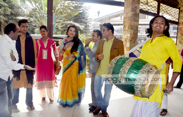 রোববার (১৩ ফেব্রুয়ারি) আনন্দঘন আয়োজনে রাজধানীর বলাকা সিনেপ্লেক্সে অনুষ্ঠিত হয়েছে নন্দিত কথাসাহিত্যিক হুমায়ূন আহমেদের উপন্যাস অবলম্বনে নির্মিত &lsquo;কৃষ্ণপক্ষ&rsquo; ছবির শুভ মহরত। ছবিটির চিত্রনাট্য ও পরিচালনা করেছেন মেহের আফরোজ শাওন। এটি প্রযোজনা করেছে ইমপ্রেস টেলিফিল্ম লি.। ছবি : মাহবুব আলম