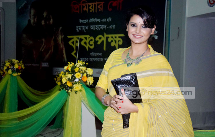 রোববার (১৩ ফেব্রুয়ারি) আনন্দঘন আয়োজনে রাজধানীর বলাকা সিনেপ্লেক্সে অনুষ্ঠিত হয়েছে নন্দিত কথাসাহিত্যিক হুমায়ূন আহমেদের উপন্যাস অবলম্বনে নির্মিত &lsquo;কৃষ্ণপক্ষ&rsquo; ছবির শুভ মহরত। ছবি : মাহবুব আলম