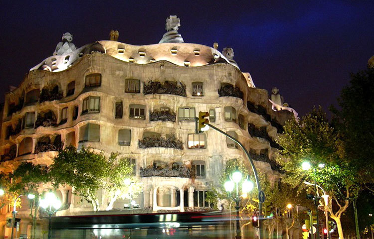 লা পেড্রেরা : স্পেনের বার্সেলোনায় বিস্ময়কর এই দালানটি অবস্থিত। এটি দেখতে সত্যিই অদ্ভুত।