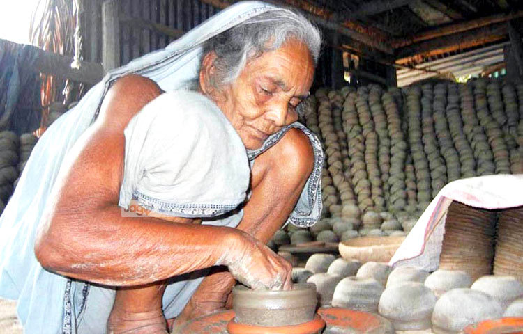 বৃদ্ধা এই নারী মৃৎশিল্পের কাজ করছেন। এই বয়সে তার বিশ্রামে থাকার কথা। ছবি : বিপ্লব দিক্ষিৎ।