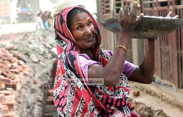 কাজ করতে খুবই কষ্ট হচ্ছে এই নারী নির্মাণ শ্রমিকের। ছবি : বিপ্লব দিক্ষিৎ।