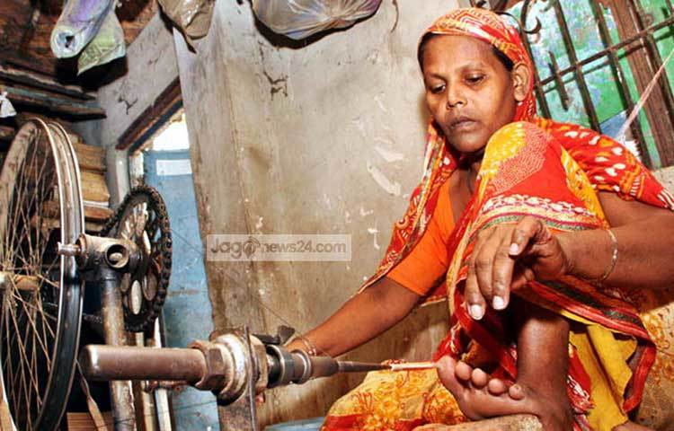 পুরুষের সমান কাজ করেও ন্যায্য মজুরী পাচ্ছেন না অনেক নারী শ্রমিক। ছবি : বিপ্লব দিক্ষিৎ।