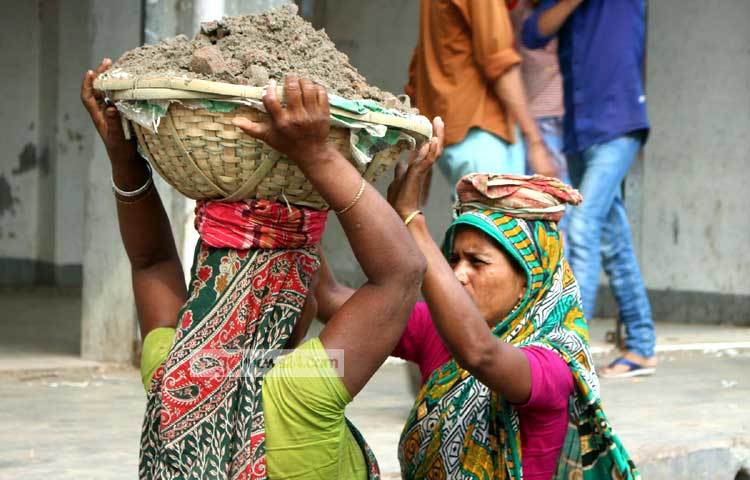পৃথিবীর সব নারী শ্রমিকের ন্যায্য মজুরী পরিশোধ করা হোক-এটাই এবারের মহান মে দিবসের প্রত্যাশা। ছবি : বিপ্লব দিক্ষিৎ।