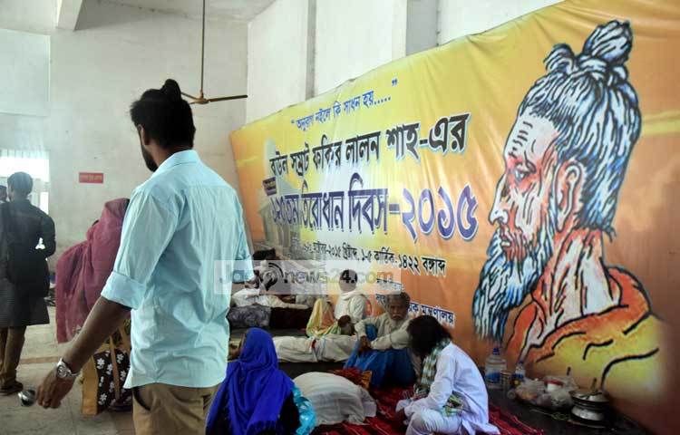 আধ্যাত্মিক সঙ্গীত সাধক লালনের আখড়ায় প্রতি বছরের ন্যায় এবারেও বসেছে &lsquo;মনের মানুষ&rsquo; তালাশের মেলা &lsquo;দোল উৎসব&rsquo;। কুষ্টিয়ার লালনের আখড়া থেকে ছবি তুলেছেন আলোকচিত্রী মাহবুব আলম।