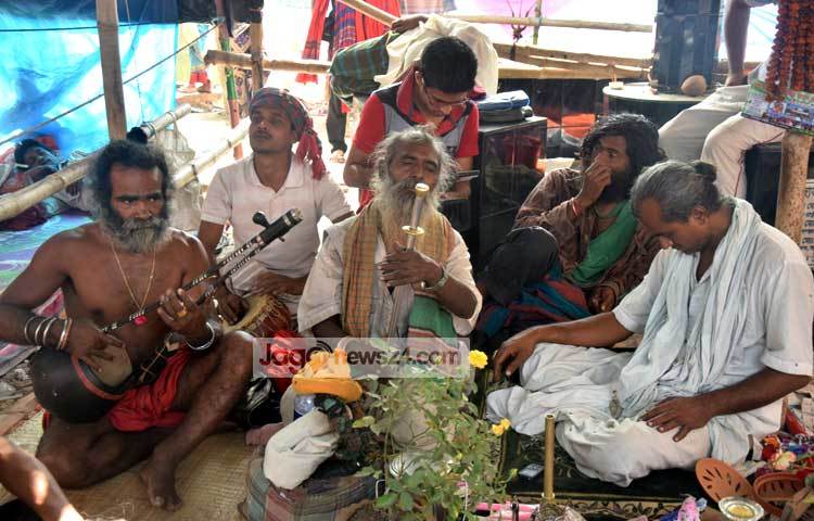 সংস্কৃতি বিষয়ক মন্ত্রণালয় ও কুষ্টিয়া জেলা প্রশাসনের সহযোগিতায় লালন একাডেমির আয়োজনে এ উৎসবে যোগ দিতে এরই মধ্যে দেশ-বিদেশ থেকে বাউল তীর্থভূমি ছেঁউড়িয়ার আখড়া বাড়িতে ছুটে এসেছেন সাধু-গুরু, বাউল, ভক্তরা। কুষ্টিয়ার লালনের আখড়া থেকে ছবি তুলেছেন আলোকচিত্রী মাহবুব আলম।