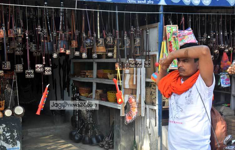 লালনের দোল উৎসবকে কেন্দ্র করে বসেছে মেলা। এতে নানা ধরনের বাদ্যযন্ত্র পওয়া যাচ্ছে। কুষ্টিয়ার লালনের আখড়া থেকে ছবি তুলেছেন আলোকচিত্রী মাহবুব আলম।