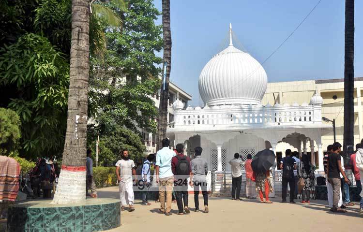আখড়ায় আসছেন নানা শ্রেণির লালন ভক্তরা। কুষ্টিয়ার লালনের আখড়া থেকে ছবি তুলেছেন আলোকচিত্রী মাহবুব আলম।