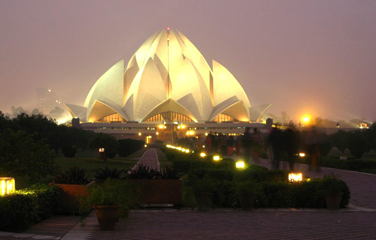 লোটাস টেম্পল : ভারতের দিল্লীতে অবস্থিত এই দৃষ্টিনন্দন স্থাপনাটি অন্যতম দর্শনীয় স্থান হিসেবে বিবেচিত।
