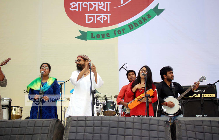 &lsquo;লাভ ফর ঢাকা&rsquo; উৎসবের আয়োজন করেছে ঢাকা দক্ষিণ সিটি করপোরেশন। এতে সহযোগিতা দিচ্ছে চ্যানেল আই ও বিজ্ঞাপনী সংস্থা মাত্রা। ওরিয়ন গ্রুপ, গ্রামীণ ফোন ও সামিট গ্রুপ সৌজন্যে এ উৎসবের আয়োজন করা হয়েছে। ছবি : বিপ্লব দিক্ষিৎ