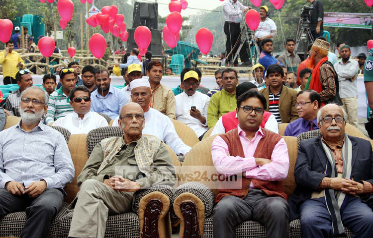 অনুষ্ঠান শুরু হয় থিম সং &lsquo;ঢাকা আমার ঢাকা প্রাণসখা ঢাকা&rsquo; দিয়ে। গানটি পরিবেশন করেন ব্যান্ড দল জলের গানের শিল্পীরা। এরপর মেয়র অতিথিদের নিয়ে মঞ্চে ওঠেন এবং অনুষ্ঠানের সূচনা করেন। ছবি : বিপ্লব দিক্ষিৎ