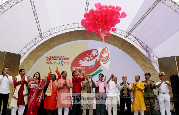 আজ (১৪ ফেব্রুয়ারি) রাজধানী ঢাকাকে পরিচ্ছন্ন রাখতে শুরু হয়েছে দিনব্যাপী জনসচেতনতামূলক উৎসব &lsquo;লাভ ফর ঢাকা&rsquo;। সকাল সোয়া ১১টায় শাহবাগে জাদুঘরের সামনে তৈরি করা মঞ্চে এ উৎসবের উদ্বোধন করেন ঢাকা দক্ষিণ সিটি করপোরেশেনের (ডিএসসিসি) মেয়র মোহাম্মদ সাইদ খোকন। ছবি : বিপ্লব দিক্ষিৎ