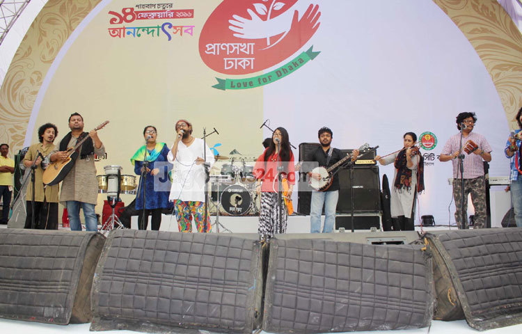 অনুষ্ঠান শুরু হয় থিম সং &lsquo;ঢাকা আমার ঢাকা প্রাণসখা ঢাকা&rsquo; দিয়ে। গানটি পরিবেশন করেন ব্যান্ড দল জলের গানের শিল্পীরা। এরপর মেয়র অতিথিদের নিয়ে মঞ্চে ওঠেন এবং অনুষ্ঠানের সূচনা করেন। ছবি : বিপ্লব দিক্ষিৎ