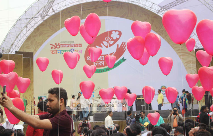 &lsquo;লাভ ফর ঢাকা&rsquo; উৎসবের আয়োজন করেছে ঢাকা দক্ষিণ সিটি করপোরেশন। এতে সহযোগিতা দিচ্ছে চ্যানেল আই ও বিজ্ঞাপনী সংস্থা মাত্রা। ওরিয়ন গ্রুপ, গ্রামীণ ফোন ও সামিট গ্রুপ সৌজন্যে এ উৎসবের আয়োজন করা হয়েছে। ছবি : বিপ্লব দিক্ষিৎ