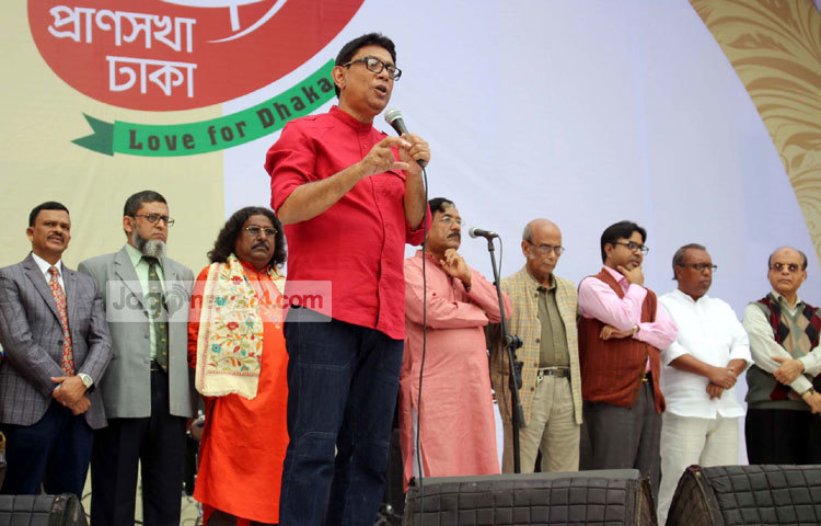 অনুষ্ঠান শুরু হয় থিম সং &lsquo;ঢাকা আমার ঢাকা প্রাণসখা ঢাকা&rsquo; দিয়ে। গানটি পরিবেশন করেন ব্যান্ড দল জলের গানের শিল্পীরা। এরপর মেয়র অতিথিদের নিয়ে মঞ্চে ওঠেন এবং অনুষ্ঠানের সূচনা করেন। ছবি : বিপ্লব দিক্ষিৎ