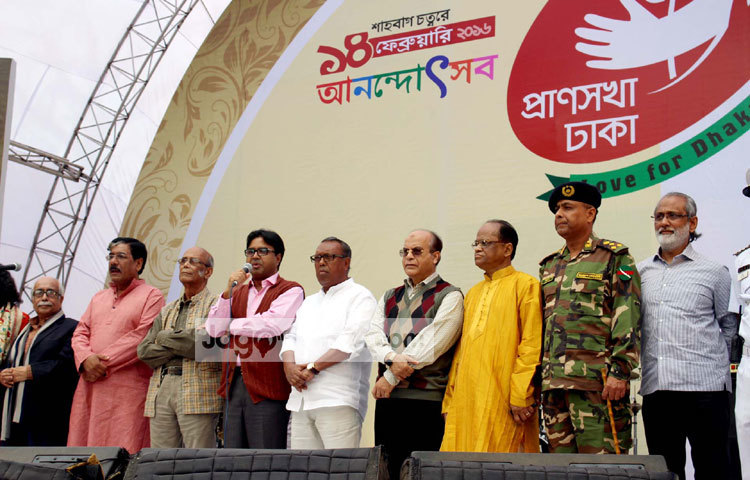 অনুষ্ঠান শুরু হয় থিম সং &lsquo;ঢাকা আমার ঢাকা প্রাণসখা ঢাকা&rsquo; দিয়ে। গানটি পরিবেশন করেন ব্যান্ড দল জলের গানের শিল্পীরা। এরপর মেয়র অতিথিদের নিয়ে মঞ্চে ওঠেন এবং অনুষ্ঠানের সূচনা করেন। ছবি : বিপ্লব দিক্ষিৎ