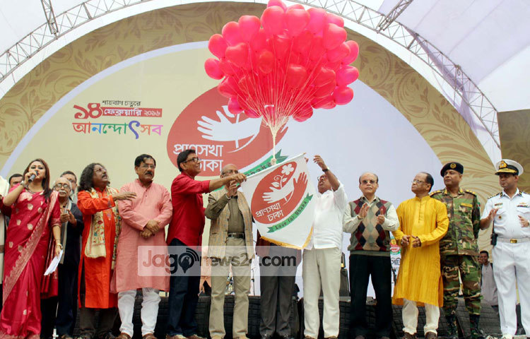 অনুষ্ঠান শুরু হয় থিম সং &lsquo;ঢাকা আমার ঢাকা প্রাণসখা ঢাকা&rsquo; দিয়ে। গানটি পরিবেশন করেন ব্যান্ড দল জলের গানের শিল্পীরা। এরপর মেয়র অতিথিদের নিয়ে মঞ্চে ওঠেন এবং অনুষ্ঠানের সূচনা করেন। ছবি : বিপ্লব দিক্ষিৎ