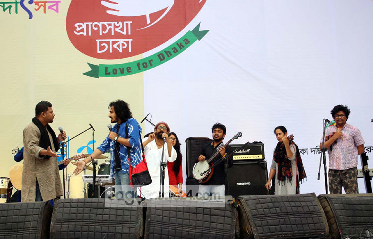 আজ (১৪ ফেব্রুয়ারি) রাজধানী ঢাকাকে পরিচ্ছন্ন রাখতে শুরু হয়েছে দিনব্যাপী জনসচেতনতামূলক উৎসব &lsquo;লাভ ফর ঢাকা&rsquo;। সকাল সোয়া ১১টায় শাহবাগে জাদুঘরের সামনে তৈরি করা মঞ্চে এ উৎসবের উদ্বোধন করেন ঢাকা দক্ষিণ সিটি করপোরেশেনের (ডিএসসিসি) মেয়র মোহাম্মদ সাইদ খোকন। ছবি : বিপ্লব দিক্ষিৎ