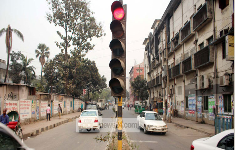 রাজধানীর তেজগাঁয়ের একটি রাস্তার নাম &lsquo;লাভ রোড&rsquo;। বিজয় সরণী ওভারব্রীজ হয়ে মগবাজার মহাখালী রাস্তা পার হলইে পূর্বপাশের রাস্তা এটি। জনশ্রুতি রয়েছে এই রাস্তাটির নামকরণ করেছেন দৈনিক &lsquo;যায়াযায়দিন&rsquo; পত্রিকার সাবেক সম্পাদক শফিক রেহমান। লাভ রোডে ঢুকে কয়েক কদম হাঁটলেই দৈনিক যায়যায়দিন পত্রিকার নান্দনিক ভবনটি চোখে পড়বে। ছবি : বিপ্লব দিক্ষিৎ