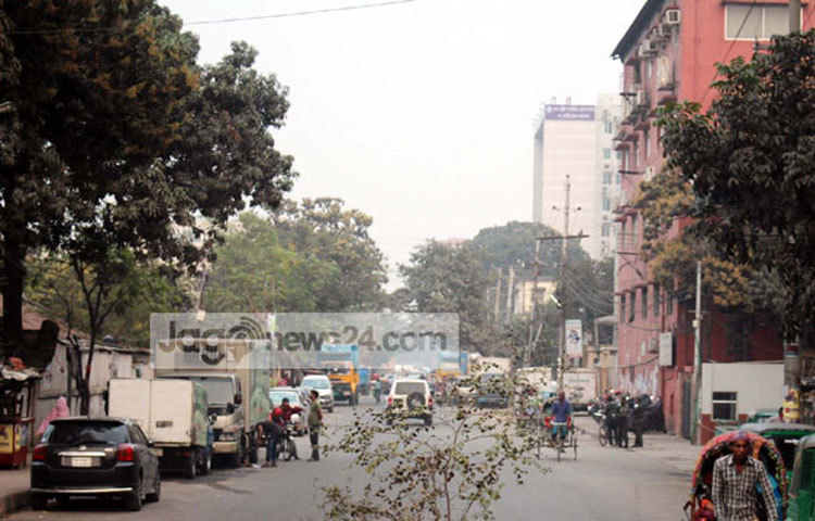 কেউ কেউ বলেন, সংস্কার করতে গিয়ে &lsquo;লাভ রোড&rsquo;-এর নাম ফলকটি ভাঙা হয়েছে। নতুন করে আর এটি সংযুক্ত হয়নি। এ কারণে স্থানীয়রা বলে থাকেন &lsquo;লাভ রোডে ভালোবাসা নেই&rsquo;! ছবি : বিপ্লব দিক্ষিৎ