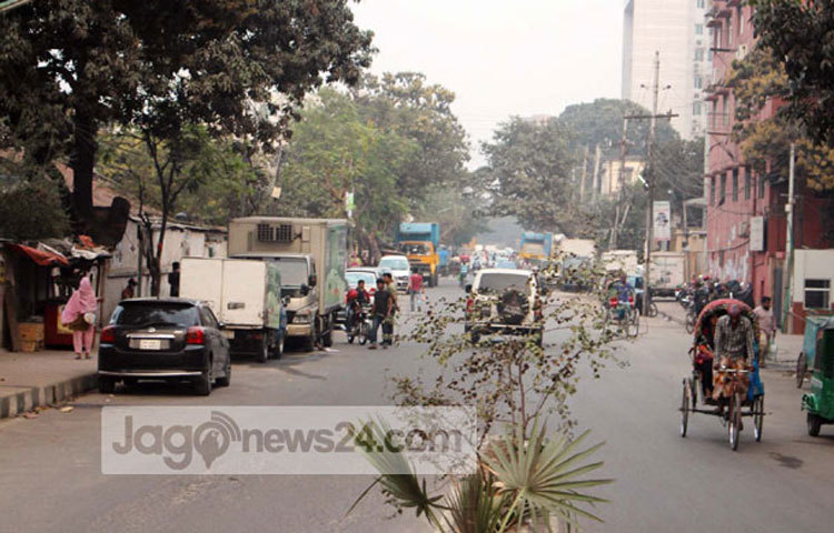 &lsquo;লাভ রোডের পাশেই দোকান করেন নূর হোসনে। তিনি জাগোনিউজকে বলনে, সবাই &lsquo;লাভ রোড&rsquo; নামেই জানি। তবে নামের কোনো চিহ্ন নেই। ছবি : বিপ্লব দিক্ষিৎ